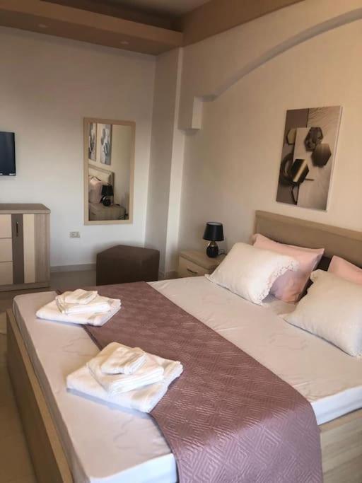 Cozy 1-Bedroom Flat, Beachside Durrës Esterno foto