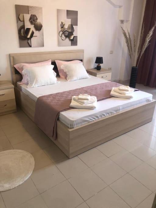 Cozy 1-Bedroom Flat, Beachside Durrës Esterno foto